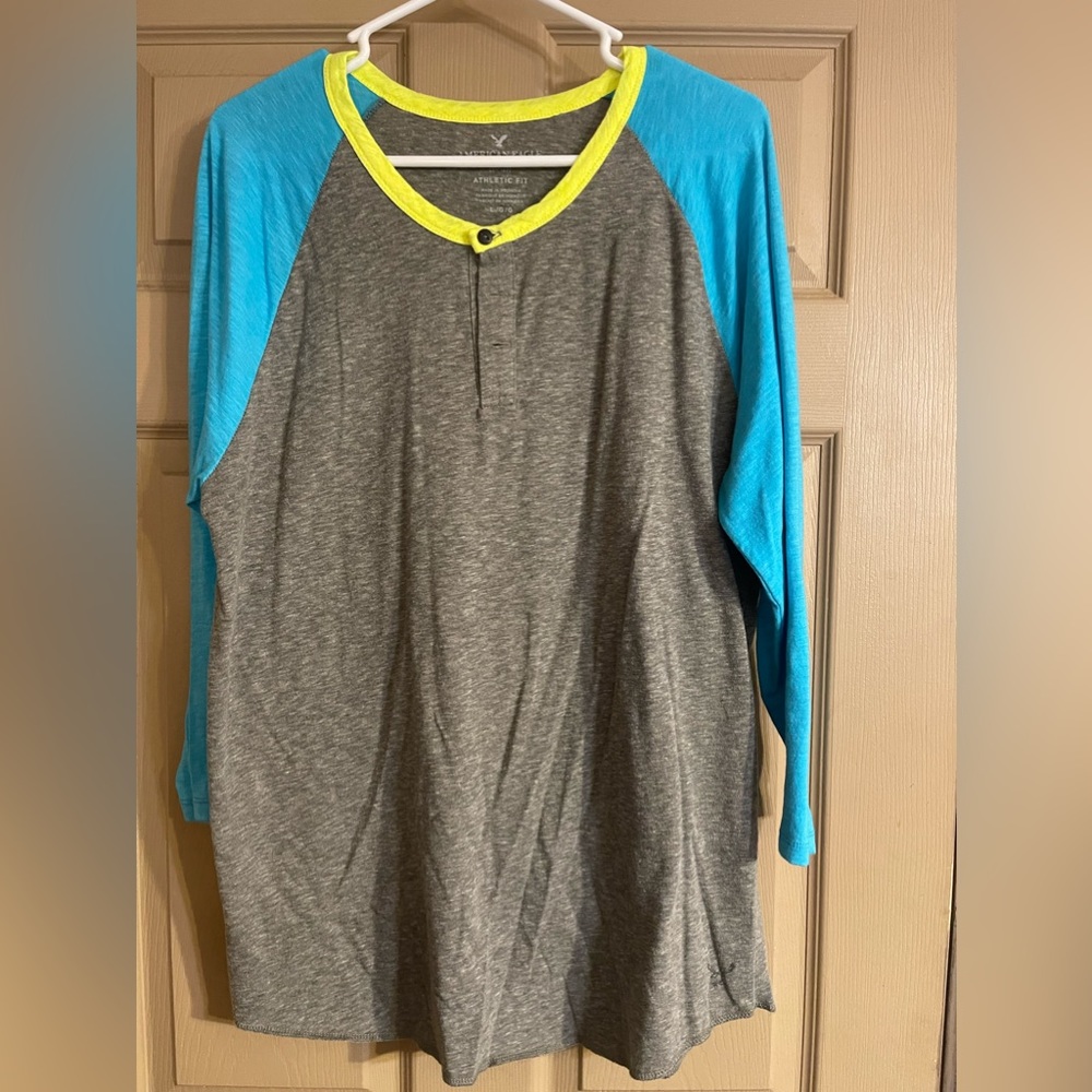 American Eagle, three button three-quarter Henley. Size large.